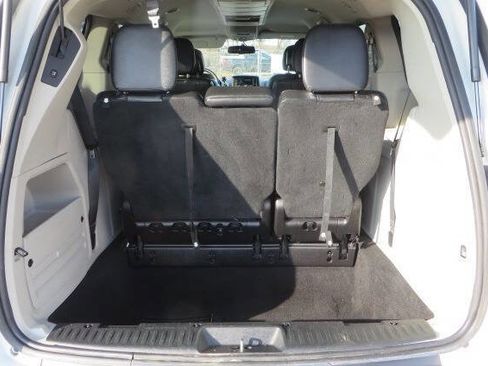 Used 2016 Chrysler Town & Country Touring image 14