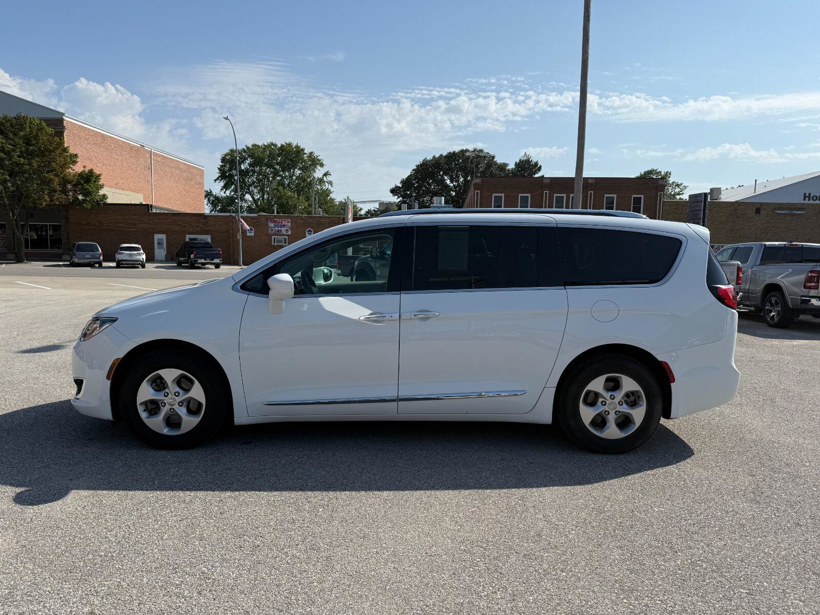 Used 2017 Chrysler Pacifica Touring-L Plus FWD image 7
