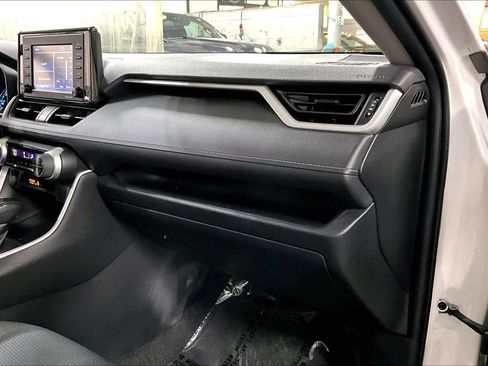 Used 2021 Toyota RAV4 LE image 19