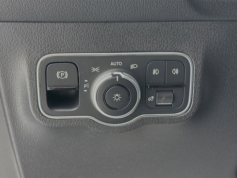 Used 2025 Mercedes-Benz GLB 250 4MATIC image 11