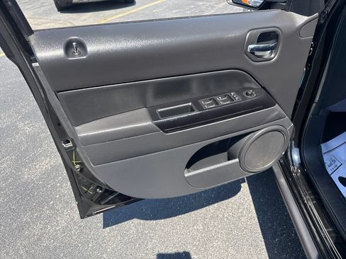 Used 2016 Jeep Patriot High Altitude AWD/4WD image 23