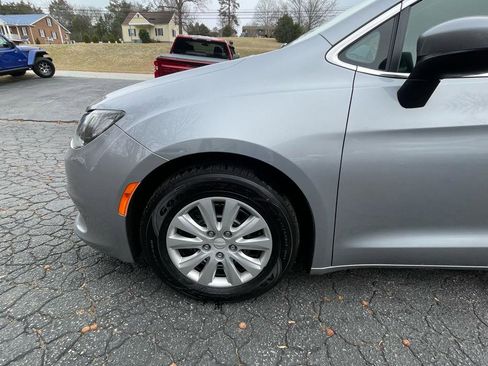 Used 2020 Chrysler Voyager L image 2
