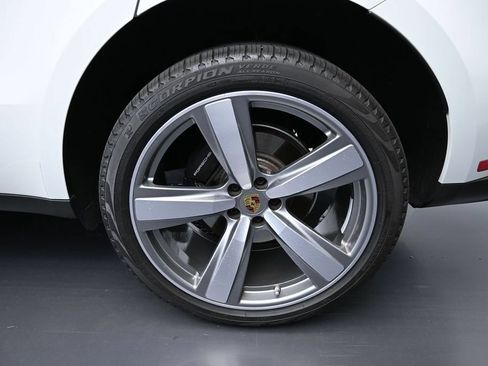 Certified 2025 Porsche Macan AWD/4WD image 9