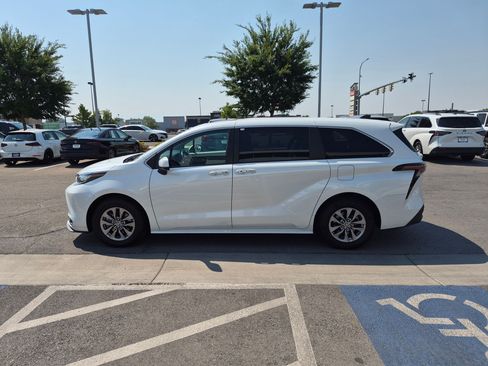 Used 2023 Toyota Sienna XLE FWD image 10