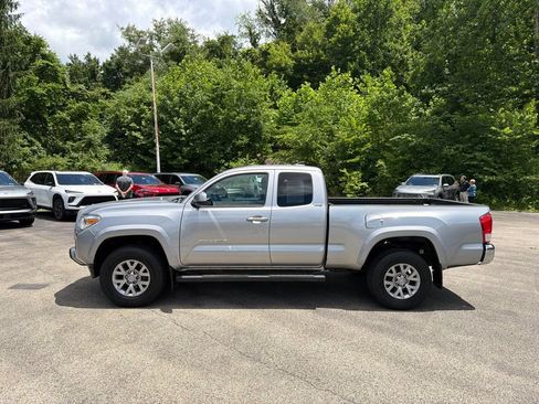 Used 2017 Toyota Tacoma SR5 w/ SR5 Appearance Package (SM) AWD/4WD image 6