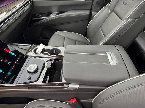 Certified 2026 Cadillac Escalade Luxury w/ LPO, Radiant Package AWD/4WD image 17