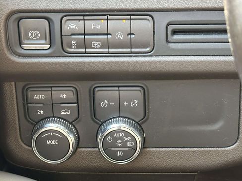 Certified 2023 GMC Yukon XL SLT w/ SLT Premium Package AWD/4WD image 17