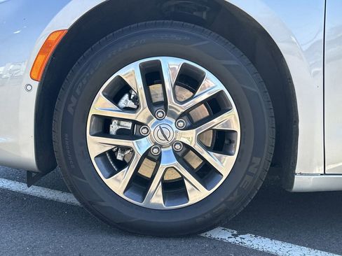 Used 2024 Chrysler Pacifica Pinnacle FWD image 17