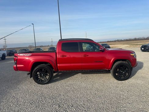 Used 2019 Toyota Tacoma TRD Sport image 2