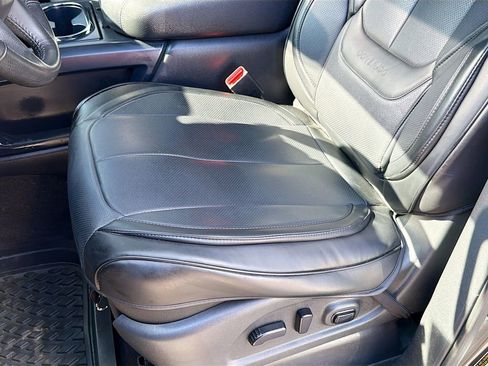Used 2019 Nissan Titan SV w/ SV Convenience Package AWD/4WD image 21