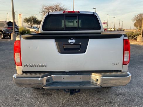 Used 2015 Nissan Frontier SV image 5
