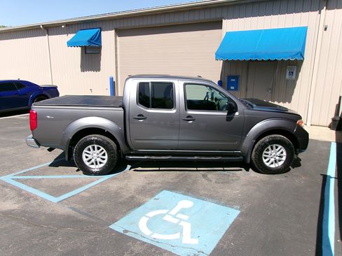 Used 2016 Nissan Frontier SV image 7