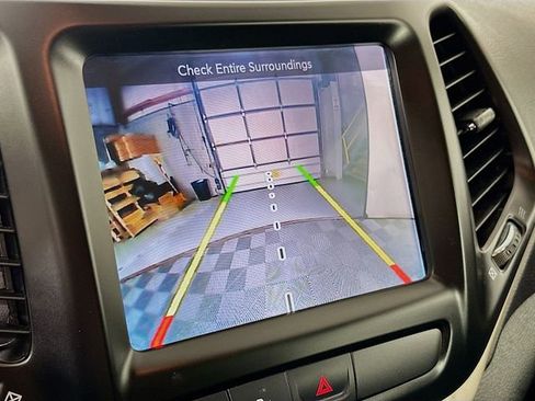 Used 2018 Jeep Cherokee Limited AWD/4WD image 13