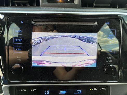 Used 2018 Toyota Corolla SE FWD image 12