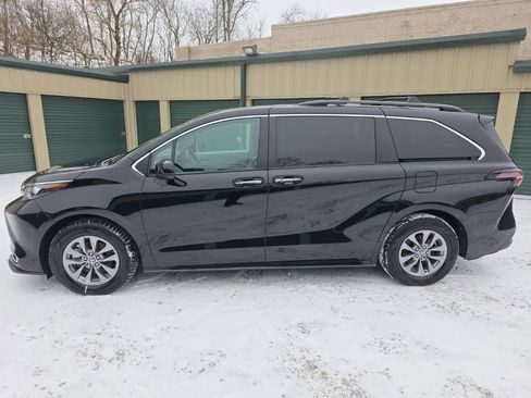 Certified 2024 Toyota Sienna XLE image 3