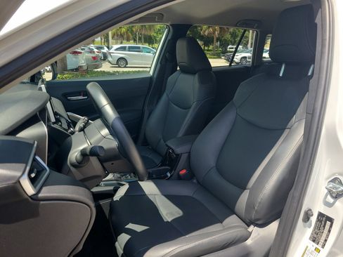 Used 2025 Toyota Corolla Cross XLE FWD image 16