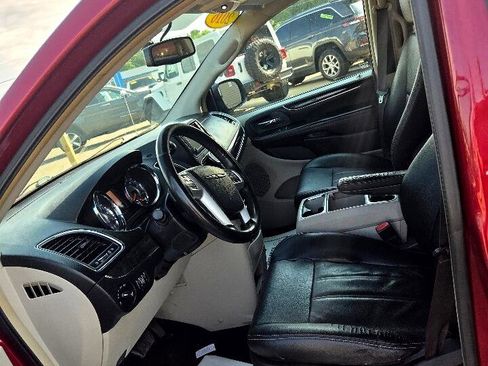 Used 2016 Chrysler Town & Country Touring w/ Driver Convenience Group image 9