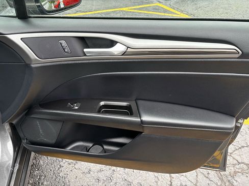 Used 2017 Ford Fusion SE w/ Fusion SE Technology Package FWD image 27