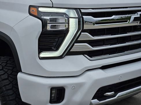 Used 2025 Chevrolet Silverado 2500 High Country w/ High Country Premium Package AWD/4WD image 8