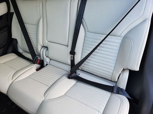 Used 2025 Land Rover Discovery S image 25