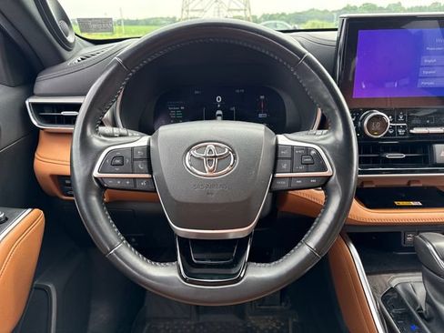 Used 2023 Toyota Highlander Platinum AWD/4WD image 20