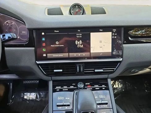 Used 2022 Porsche Cayenne Platinum Edition image 11