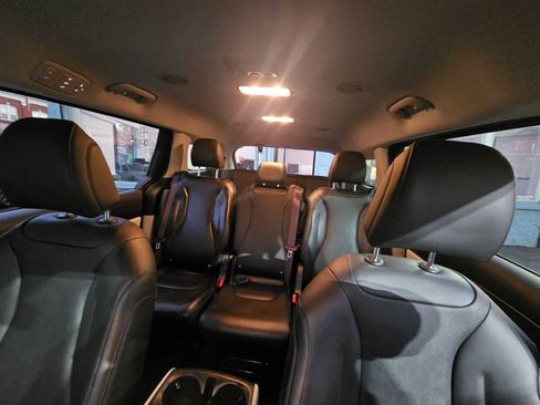 Used 2022 Kia Carnival LX image 25