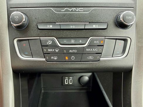 Used 2020 Ford Fusion SE FWD image 21