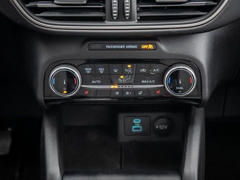 Used 2022 Ford Escape SE w/ SE Sport Appearance Package image 25