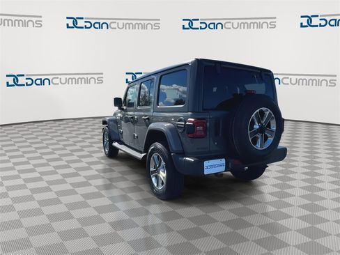 Used 2018 Jeep Wrangler Unlimited Sahara image 9