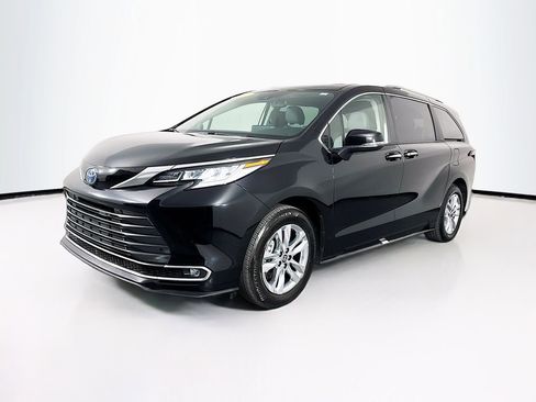 Used 2024 Toyota Sienna Limited image 3
