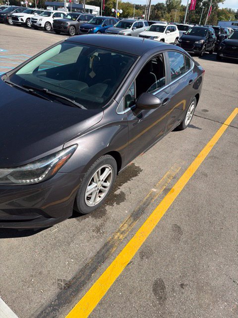 Used 2017 Chevrolet Cruze LT w/ LT Convenience Package FWD image 3
