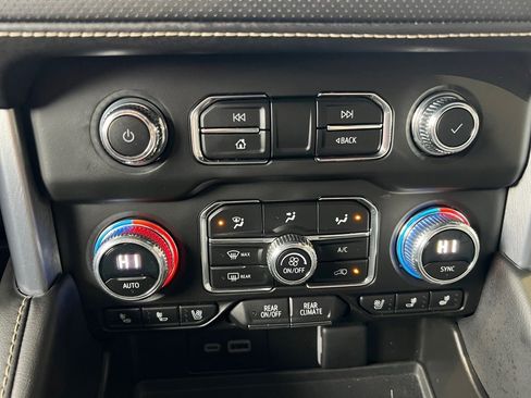 Used 2023 GMC Yukon XL SLT image 34