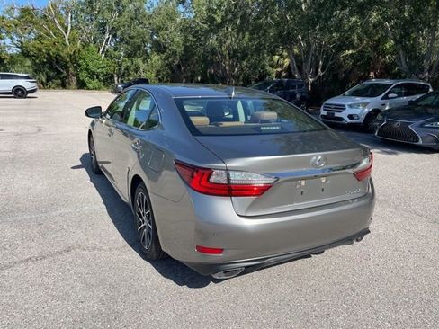 Used 2017 Lexus ES 350 w/ Luxury Package FWD image 2