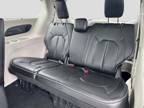 Used 2018 Chrysler Pacifica Limited w/ Advanced Safetytec Group FWD image 27