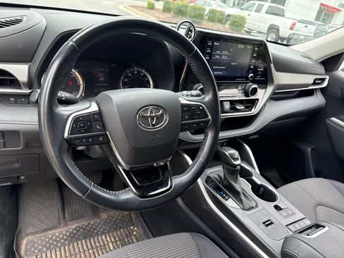 Used 2021 Toyota Highlander LE AWD/4WD image 10