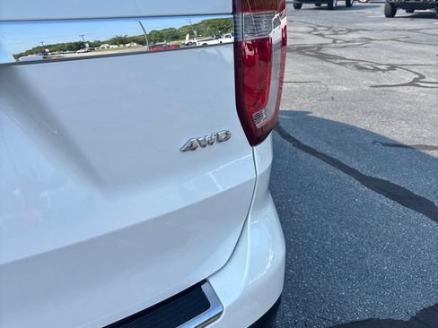 Used 2018 Ford Explorer XLT w/ Equipment Group 202A AWD/4WD image 9