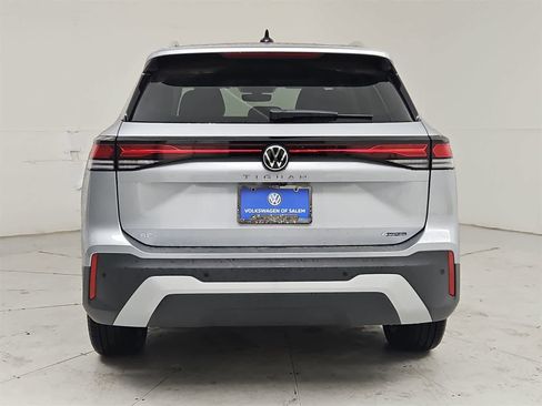 New 2025 Volkswagen Tiguan SE image 5