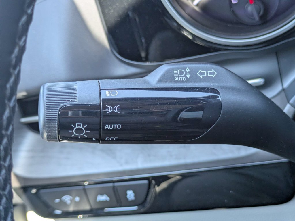 Used 2024 Kia Carnival EX FWD image 31