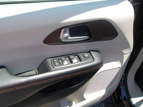 Used 2017 Chrysler Pacifica Touring-L FWD image 10