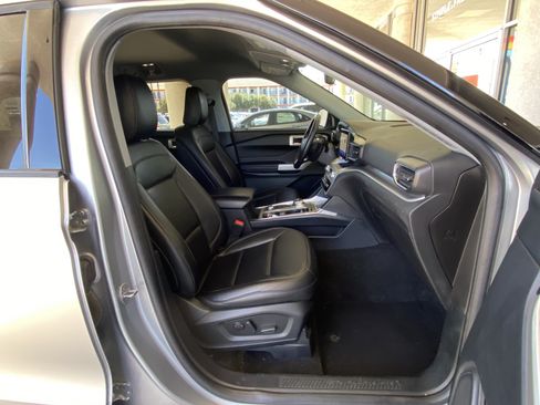 Used 2020 Ford Explorer XLT w/ Equipment Group 202A AWD/4WD image 37