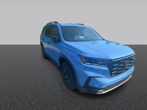 Certified 2025 Honda Pilot TrailSport image 3