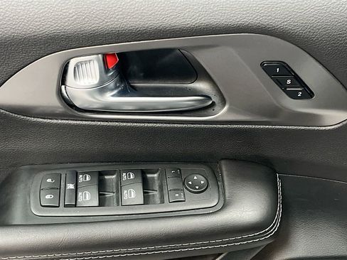 Used 2026 Chrysler Pacifica Select FWD image 17