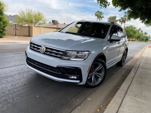 Used 2018 Volkswagen Tiguan SEL w/ R-Line Package image 4