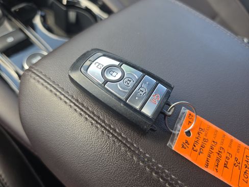 Used 2025 Ford Explorer Platinum w/ LUX Leather Package AWD/4WD image 38