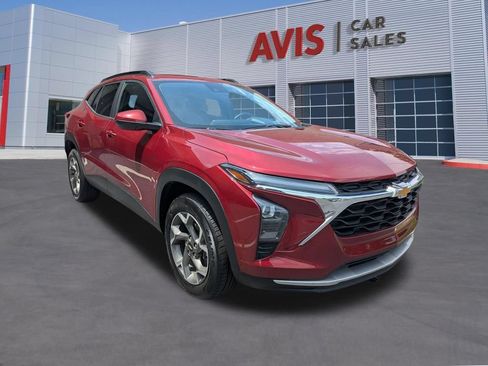 Used 2025 Chevrolet Trax LT w/ LT Convenience Package FWD image 3