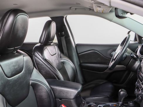 Used 2019 Jeep Cherokee Latitude Plus w/ Comfort/Convenience Group image 26