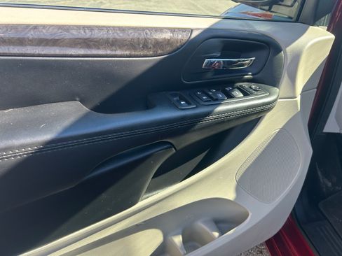 Used 2015 Dodge Grand Caravan SXT w/ Rear Park Assist Package FWD image 8
