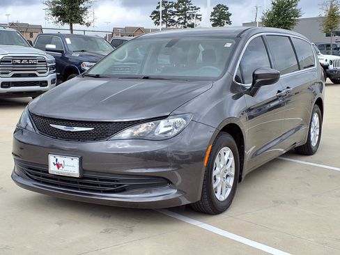 Used 2019 Chrysler Pacifica LX image 3