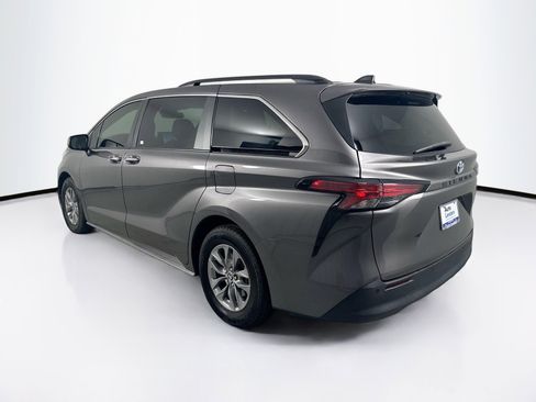 Used 2022 Toyota Sienna XLE w/ XLE Plus Package FWD image 7